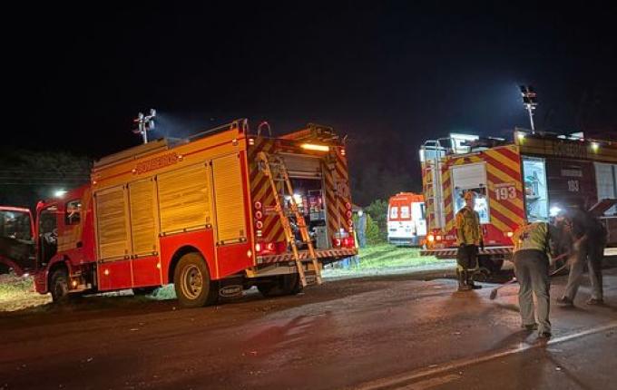 Homem fica ferido após colisão entre carro e carreta na BR-158, em Cunha Porã