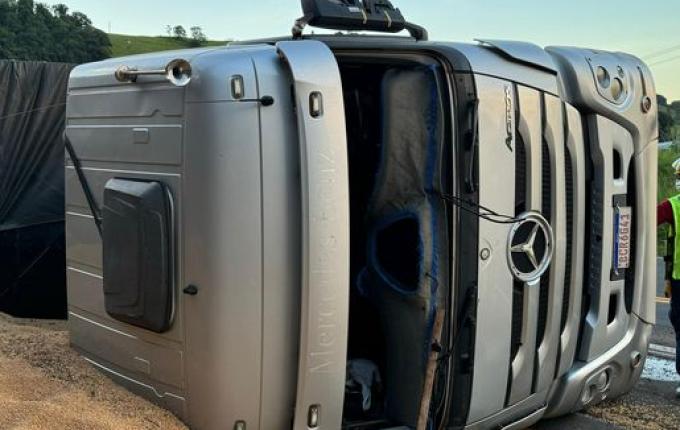 Carreta carregada com soja tomba na BR 282 e motorista sai ileso