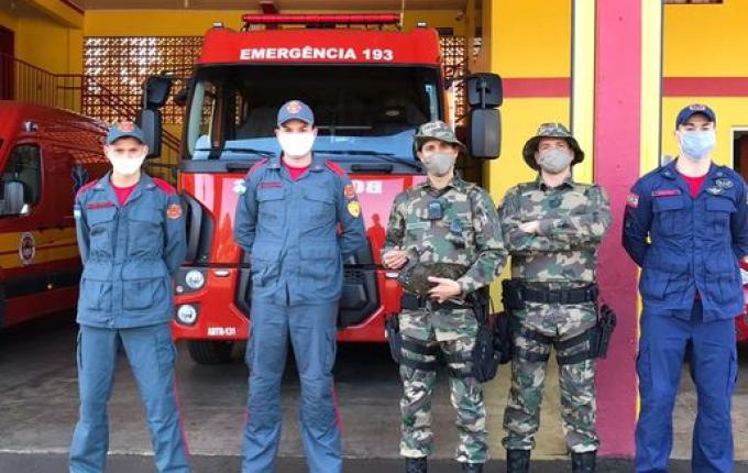 Bombeiros e PMA resgatam ave encontrada embaixo de veículo em Iporã do Oeste