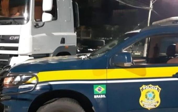 PRF recupera caminhão furtado há dois meses avaliado em meio milhão de reais