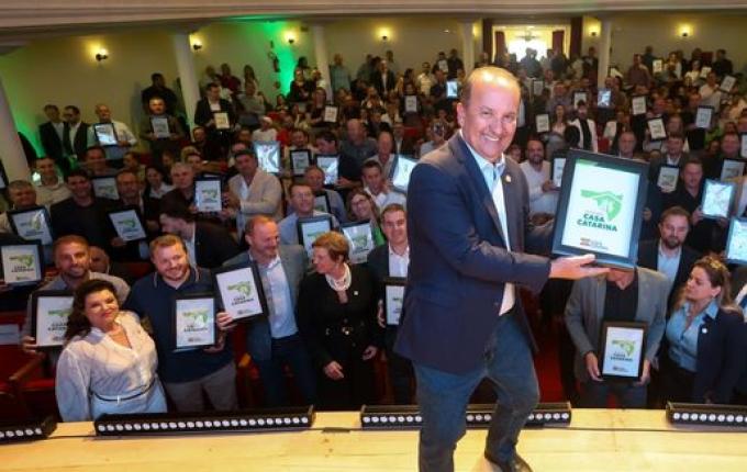 Municípios da AMEOSC são contemplados com casas populares