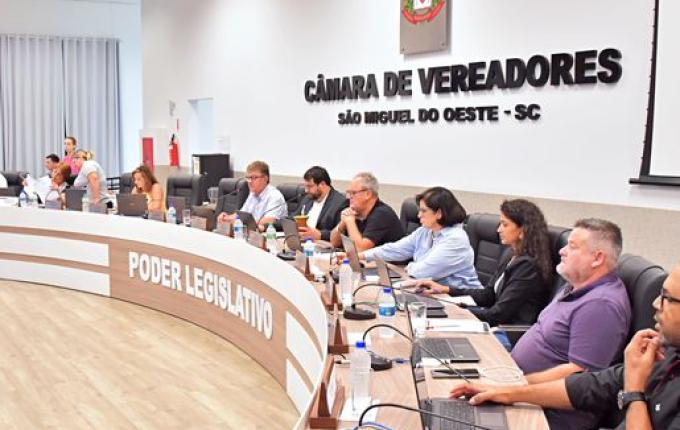 Vereadores rejeitam veto do prefeito ao projeto que trata do recuo frontal em residências