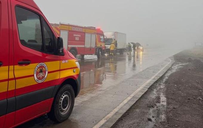 Engavetamento de veículos deixa feridos na BR-163, em Guaraciaba