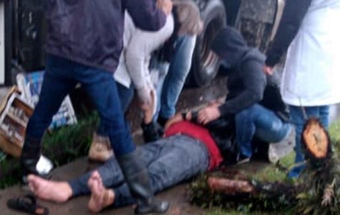 Caminhoneiro fica ferido ao ser atingido por galho de árvore na Aduana