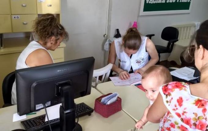 Famílias formam fila para vacinação de crianças em SJCedro