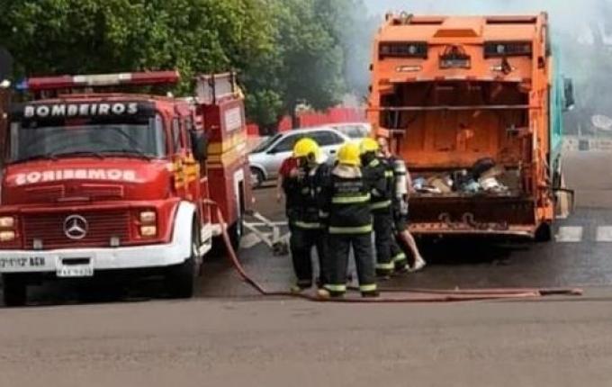 Caminhão de recolha de lixo é atingido por incêndio