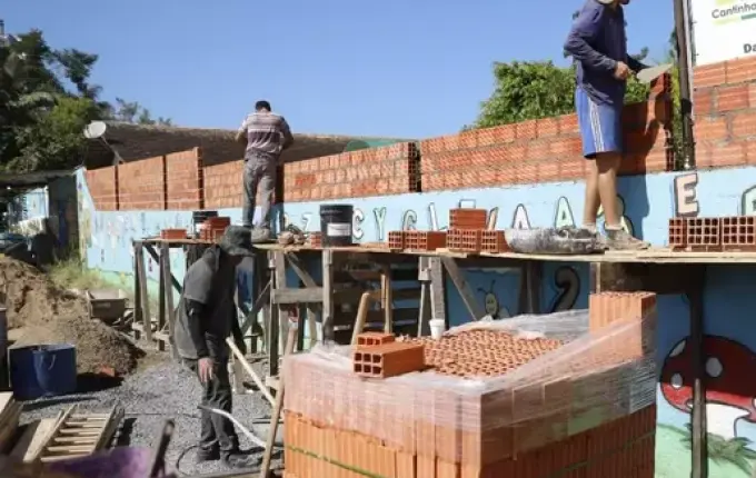 Empresário abre mão do trabalho e manda equipe inteira para ajudar em creche