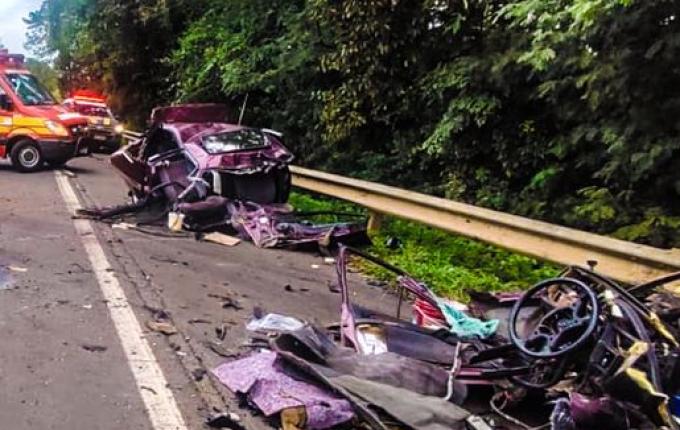 Colisão com caminhão deixa carro partido ao meio na BR-282; confira