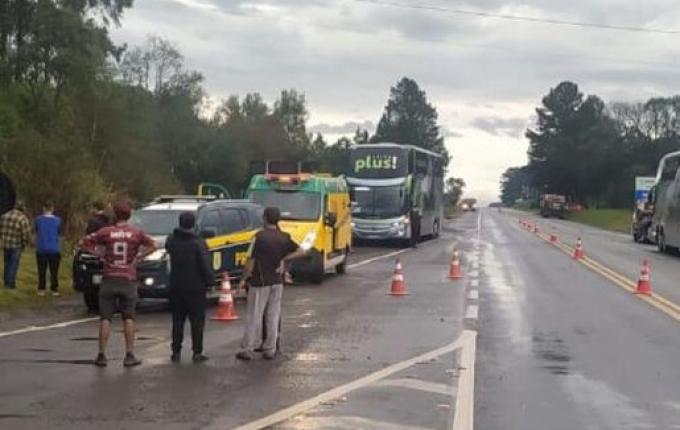 Acidente entre ônibus e carro mata quatro pessoas em SC