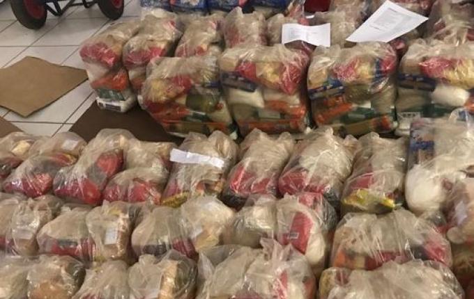 Educação entrega kits alimentação para alunos beneficiários do Bolsa Família