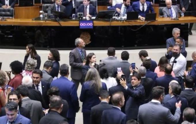 Câmara aprova urgência para projeto de anistia aos presos nos atos de 8/1