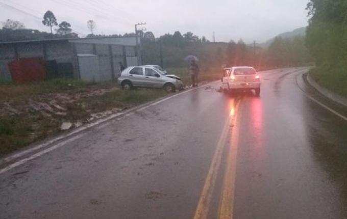 Colisão entre dois carros deixa feridos em São Lourenço do Oeste