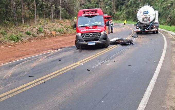 Jovem morre e outro fica gravemente ferido em colisão entre moto e caminhão na SC-155