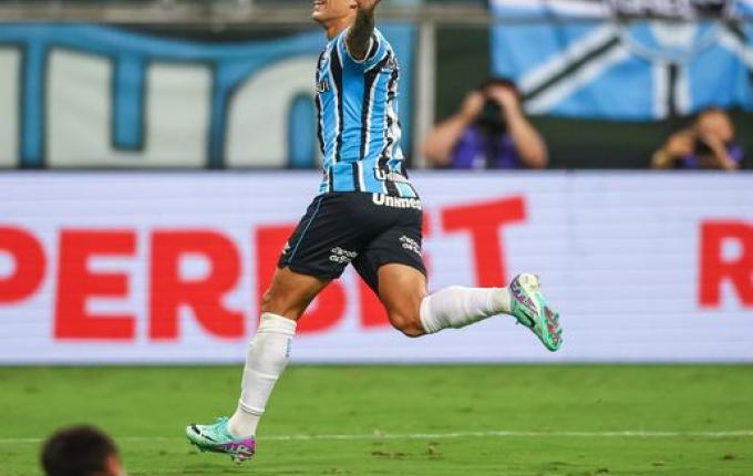 Grêmio faz 2 a 0 no Brasil e garante vaga na semifinal do Gauchão