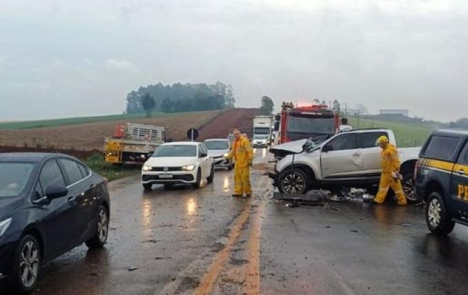 Acidente entre S10 e carreta deixa um morto na BR 282, entre Pinhalzinho e Nova Erechim