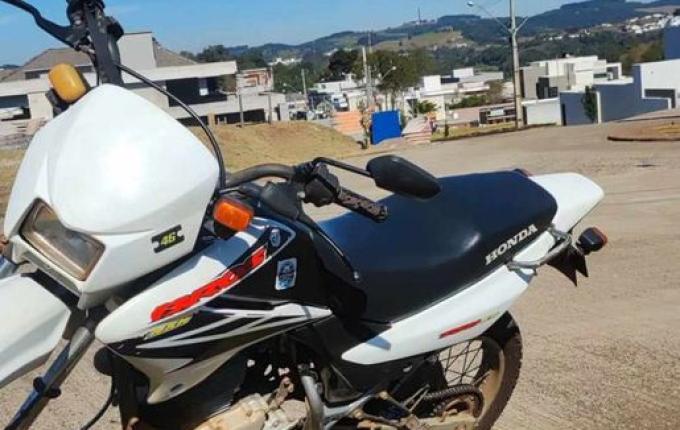 Homem tem moto furtada durante evento na região