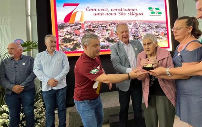 Município presta homenagens para personalidades e pioneiros de SMO