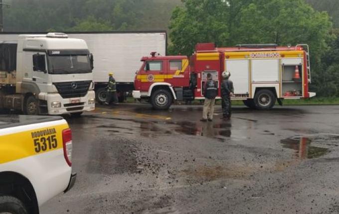 Colisão entre caminhão e carreta deixa motorista ferido entre SMOeste e Maravilha