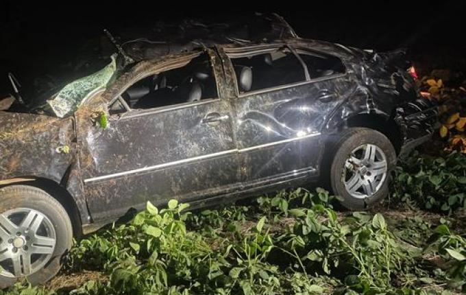 Saída de pista seguida de capotamento deixa quatro feridos na SC-160, em Campo Erê