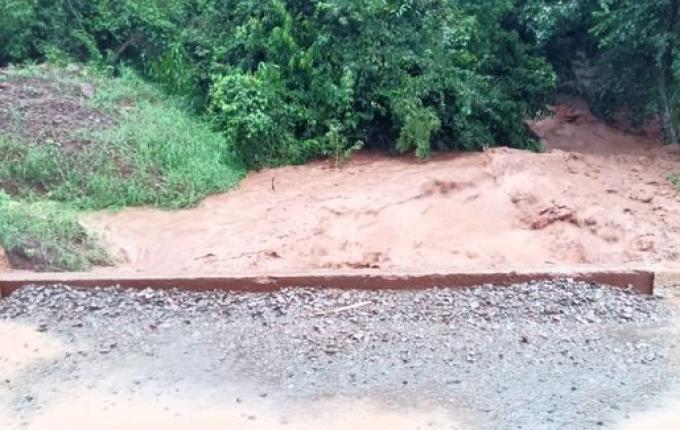 Prefeitura terceiriza máquinas para recuperação de estradas em Guaraciaba