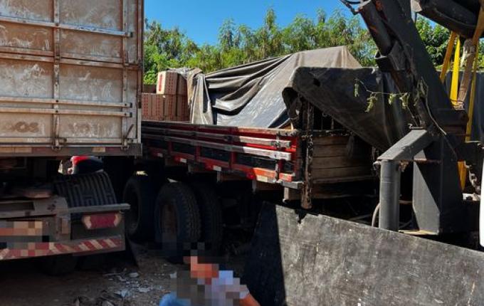 PM flagra caminhão e carreta carregados com vinho e cigarro em SMO