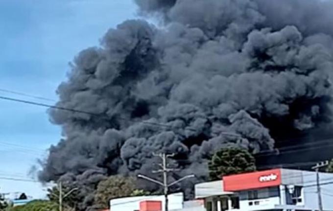 VÍDEO: Incêndio de grandes proporções atinge indústria em São Lourenço do Oeste
