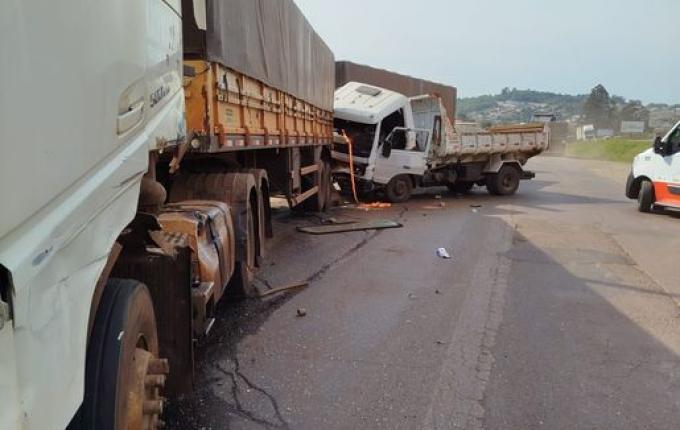 Colisão entre caminhão e carreta deixa um ferido na BR-282 em Maravilha