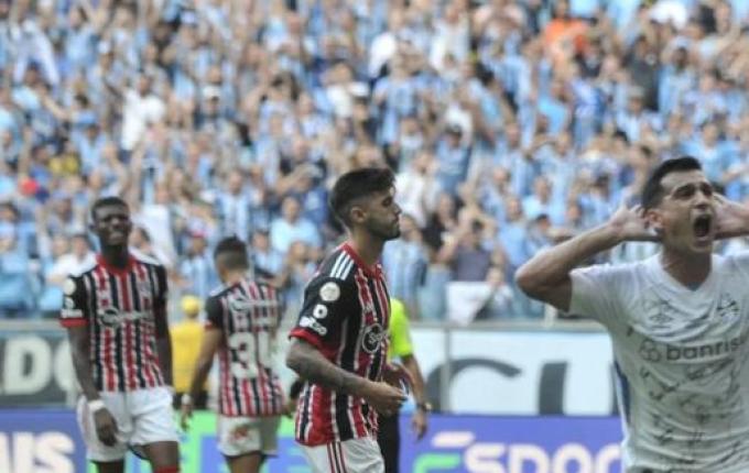 Grêmio vence o São Paulo de virada e entra no G4 do Brasileirão