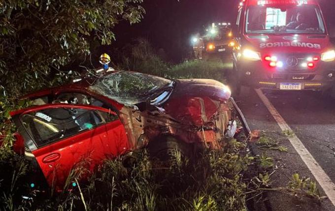 Mulher morre e homem fica ferido em capotamento na PR-158, ente Vitorino e São Lourenço do Oeste