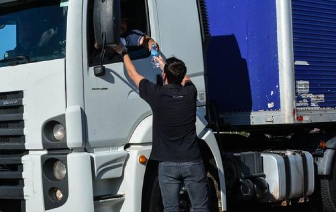 VÍDEO: Concessionária e PRF entregam lanches a caminhoneiros na BR-282