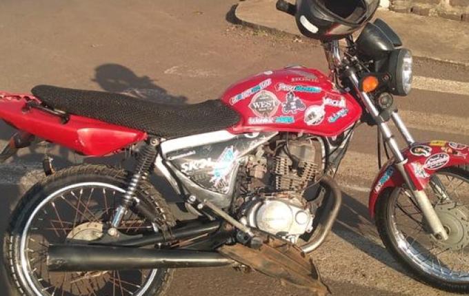 Acidente entre carro e motocicleta deixa homem ferido