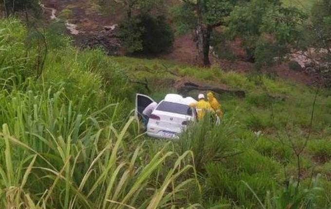 Carro com quatro pessoas sai da pista na SC- 157