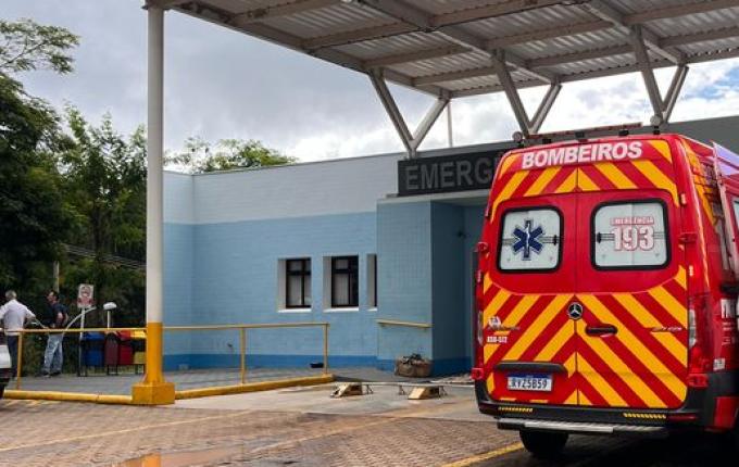 Queda de bicicleta seguida de choque contra pilar deixa adolescentes feridas em SMO