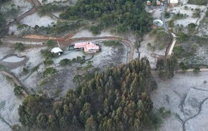 SC tem mínima de -2ºC e mudança na paisagem após formação de geada