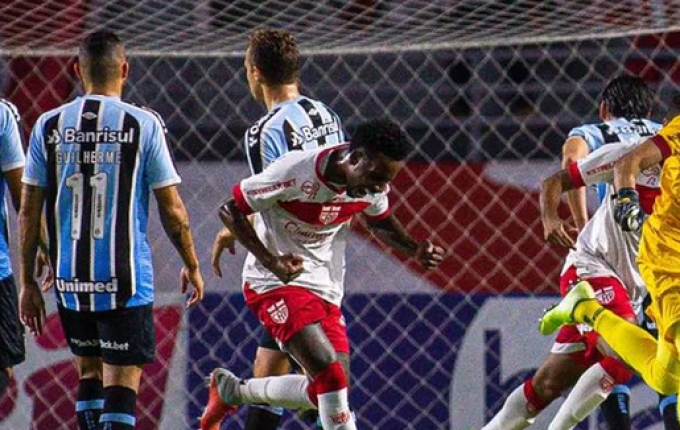 Com dois gols de goleiro e um a menos, CRB vence o Grêmio em Maceió