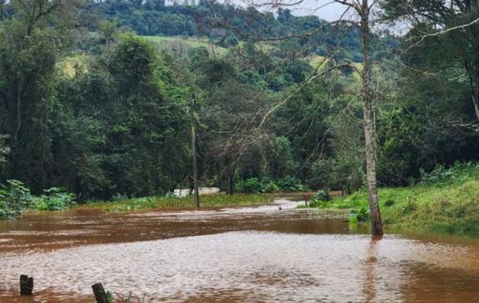 Pontes começam a ficar submersas no interior de Itapiranga