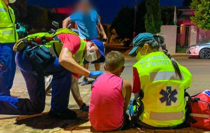 Colisão entre carro e moto deixa pai e filho levemente feridos em SMOeste