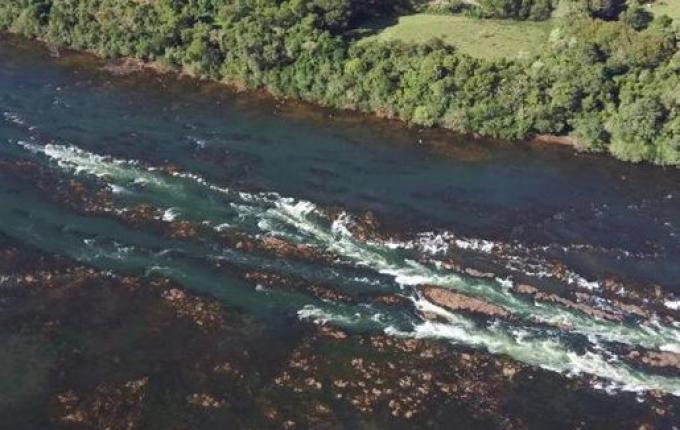 Aventureiros são socorridos no meio do rio Uruguai
