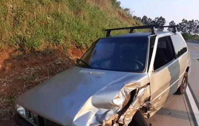 Colisão entre dois carros e um caminhão é registrada na BR-163