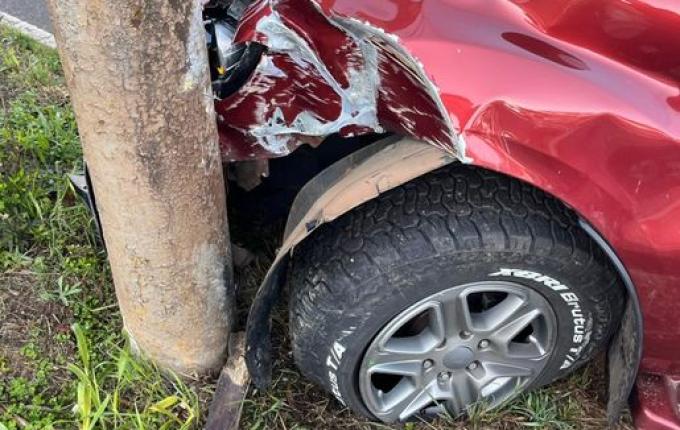 Motorista perde o controle e bate em poste na Willy Barth, em SMO