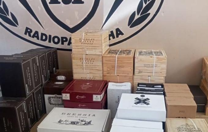 PM apreende 280 garrafas de vinho argentino em abordagem no interior de Maravilha