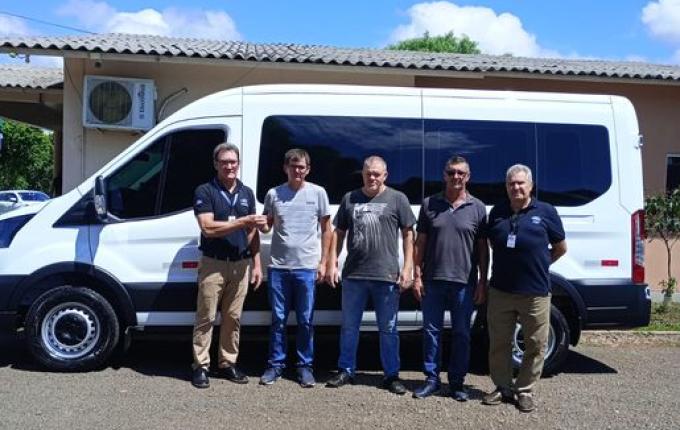 Saúde de Bandeirante recebe nova van para transporte de pacientes