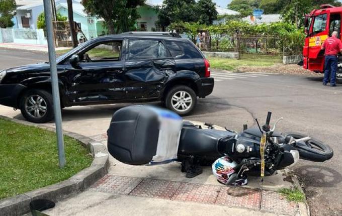 Motociclista sofre ferimento na cabeça após colisão contra veículo em SMO