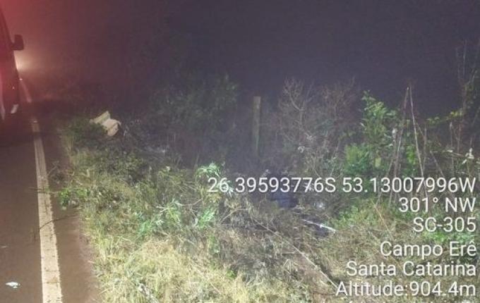 Motociclista de 47 anos fica ferido em saída de pista na SC-305