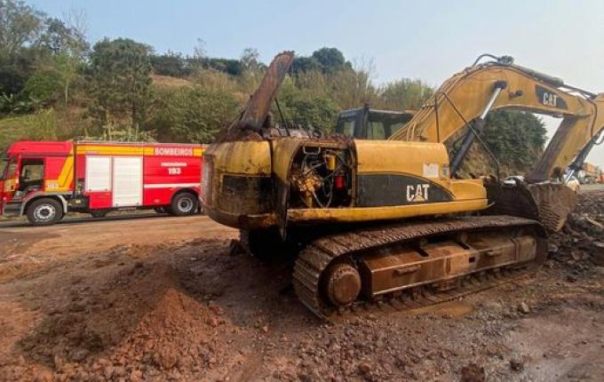 Incêndio em retroescavadeira mobiliza Corpo de Bombeiros em Guaraciaba
