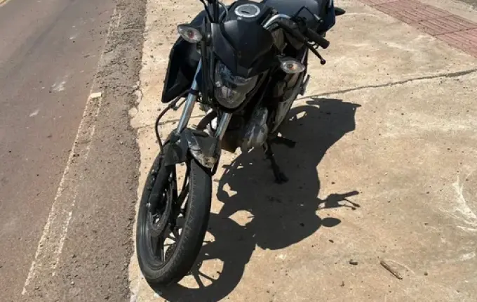 Adolescente sem CNH fica ferido em colisão entre moto e carro em Bandeirante