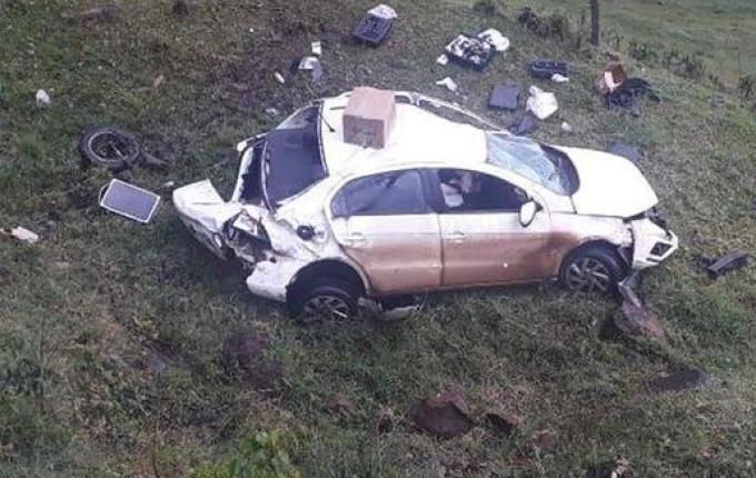 Carro cai em uma ribanceira de 80 metros