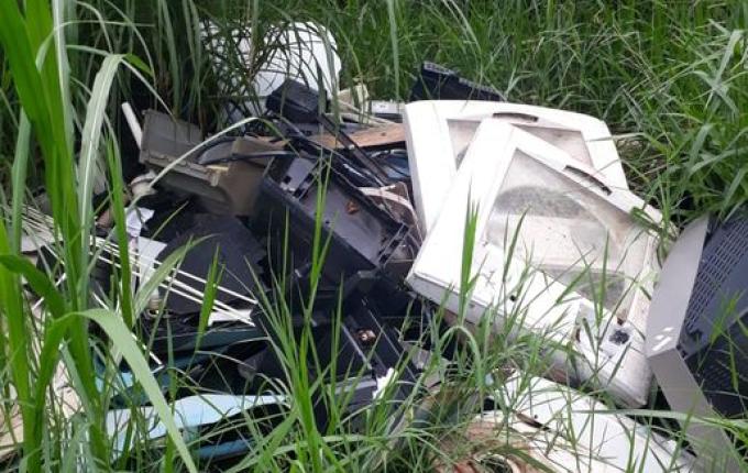 Lixo continua sendo jogado em terrenos baldios em SJCedro