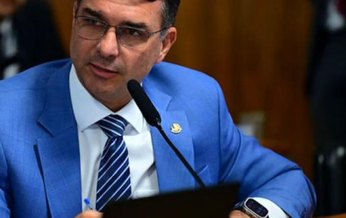 Flávio critica projeto ‘antifacção’ e pressiona Câmara por proposta alternativa