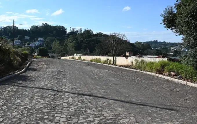 Descanso prossegue com obras de calçamento em estradas no interior